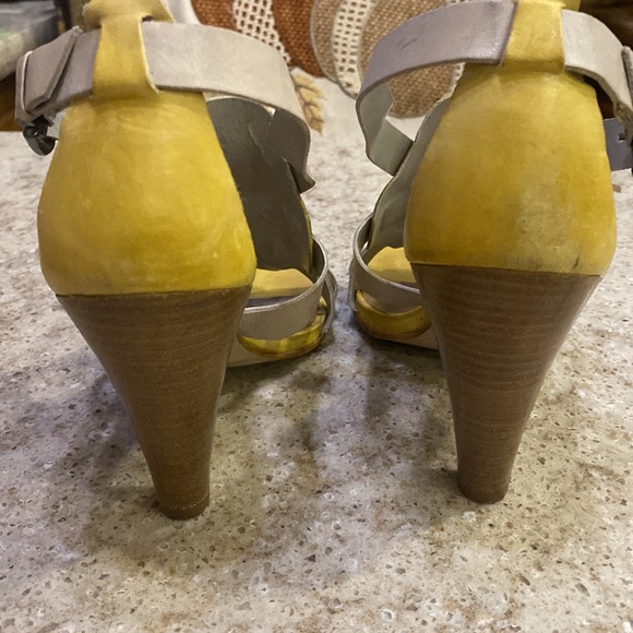 ALDO Yellow and Tan Vintage Wood Heeled Sandals Size 8 - Picture 2 of 6